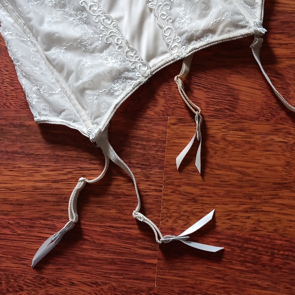 Corset - Picture 4 of 11